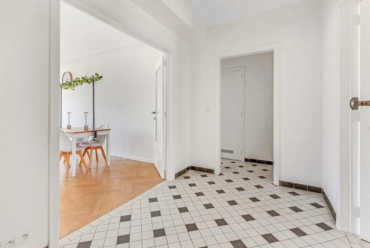 2 Bedroom Apartment Brussels Midi 0*,